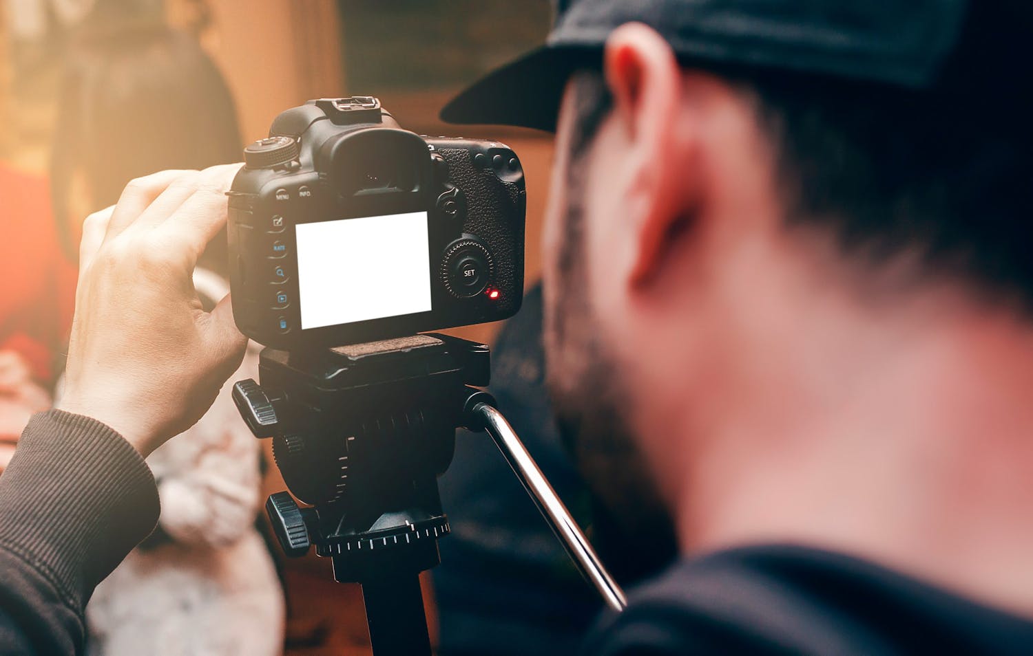 mann filmer med dslr